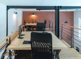 Postes en open space dans un espace partagé